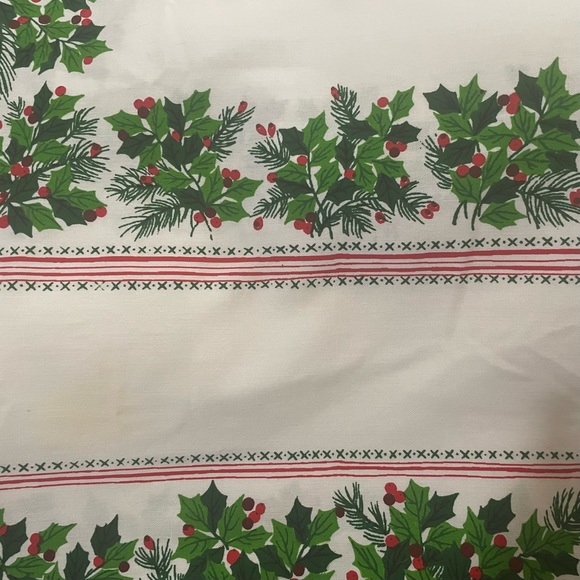 Vintage Christmas tablecloth 58” x 86” holly red & green - Picture 4 of 8